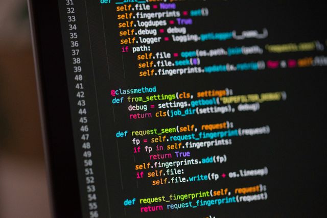 Fotografía de una pantalla mostrando un editor de código