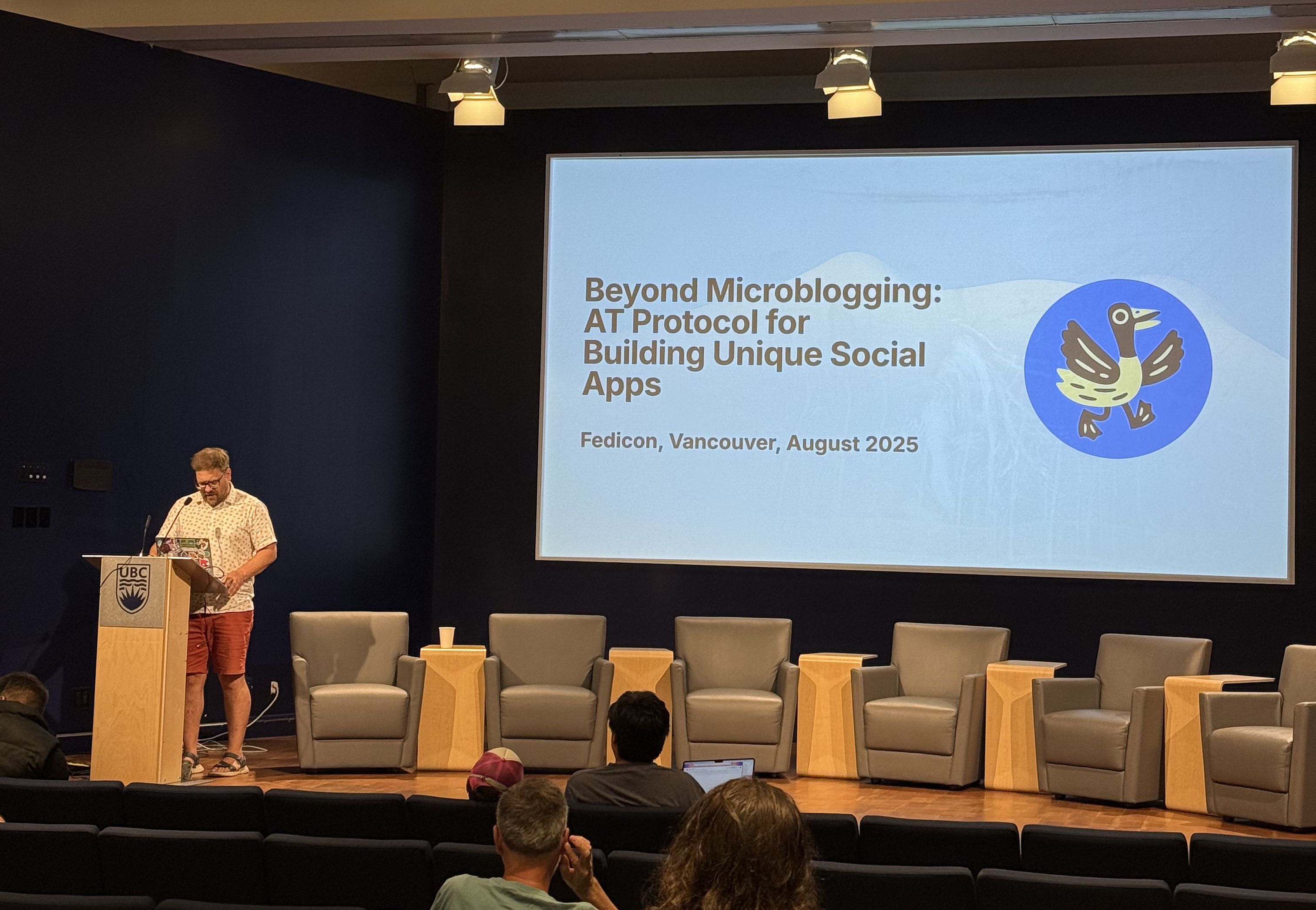 Foto del escenario en FediCon 2025. Boris Mann está presentando.