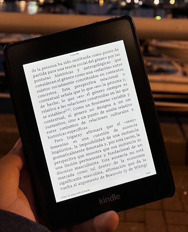 Una foto de mi Kindle Paperwhite (modelo 2019) tomada en 2024.