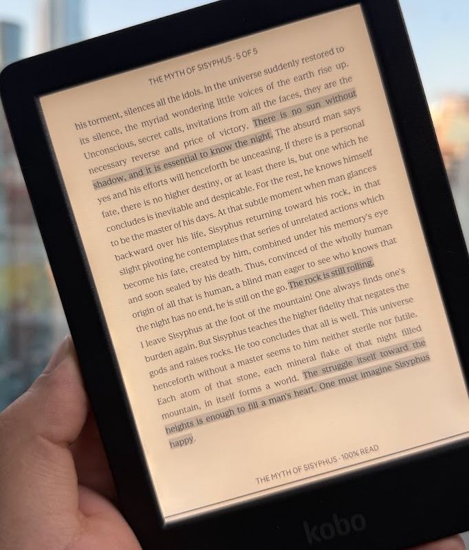 Fotografía de un Kobo mostrando la última página del libro 'El mito de Sísifo', de Albert Camus